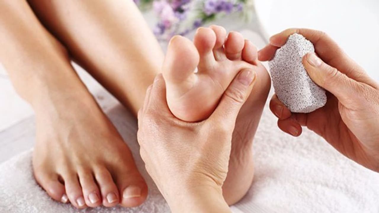 ಸ್ಟ್ರಾಬೆರಿ ಕಾಲುಗಳಿಂದ ಮುಕ್ತಿ ಬೇಕಾ? ಹಿಂಗ್ ಮಾಡಿ ಸ್ಟ್ರಾಬೆರಿ ಕಾಲುಗಳಿಂದ ಮುಕ್ತಿ ಬೇಕಾ? ಹಿಂಗ್ ಮಾಡಿ