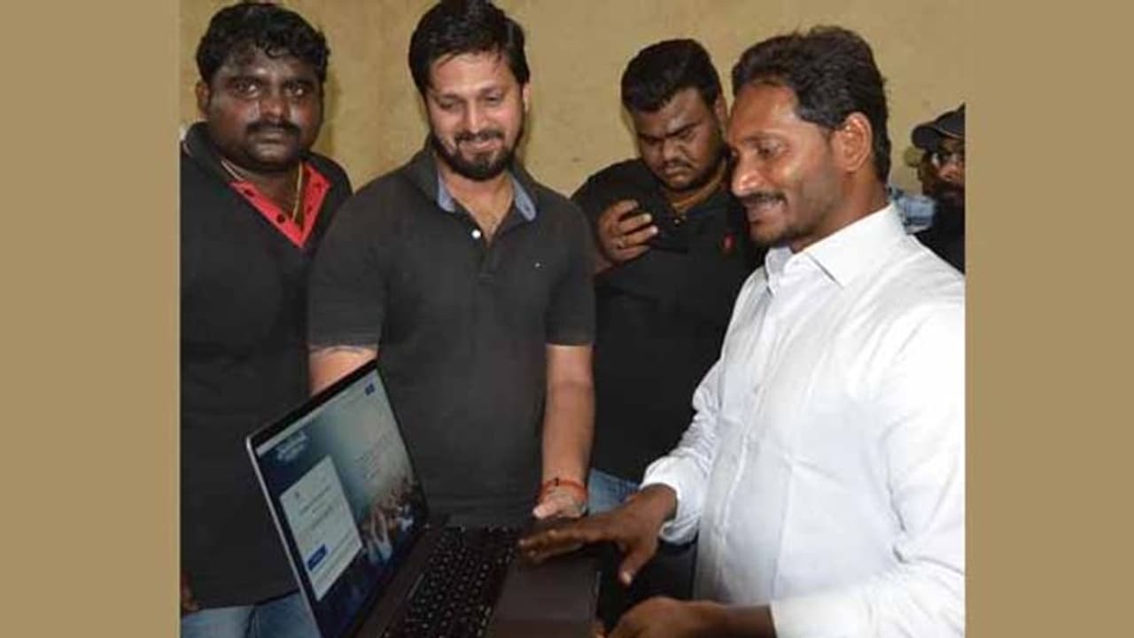 మరింతగా జనాల్లోకి దూసుకెళ్లడానికి ‘‘జగన్ అన్న ఫర్ సీఎం’’ మరింతగా జనాల్లోకి దూసుకెళ్లడానికి ‘‘జగన్ అన్న ఫర్ సీఎం’’