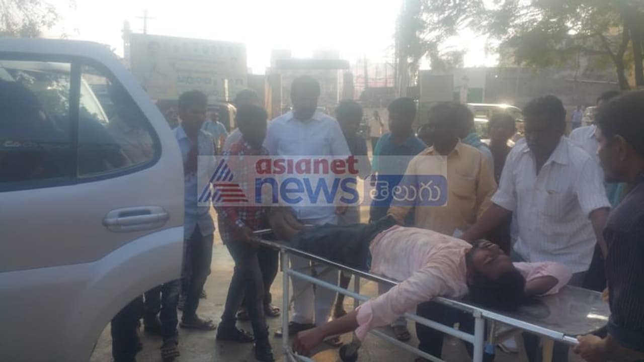 క్షతగాత్రులను తన కారులో ఆస్పత్రికి తీసుకెళ్లి...శ్రీకాంత్ రెడ్డి పెద్ద మనసు క్షతగాత్రులను తన కారులో ఆస్పత్రికి తీసుకెళ్లి...శ్రీకాంత్ రెడ్డి పెద్ద మనసు