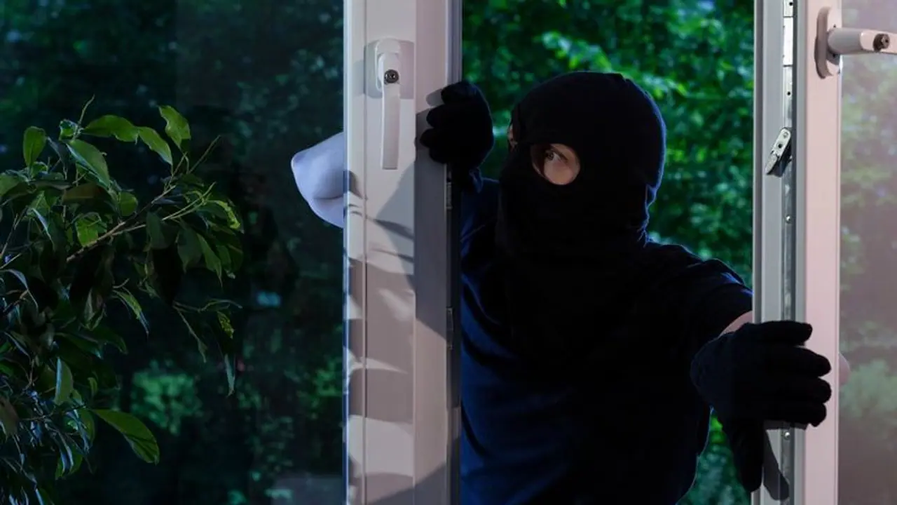 జ్యూవెలరీ షోరూంలో చోరీకి యత్నం.. అడ్డుకోబోయిన ఎస్సై పైకి కారు జ్యూవెలరీ షోరూంలో చోరీకి యత్నం.. అడ్డుకోబోయిన ఎస్సై పైకి కారు