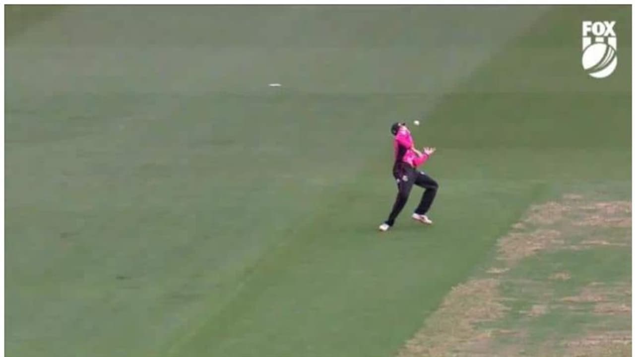 'വാട്ട് എ ബ്യൂട്ടി'; വലത് മാറി, ഇടത് മാറി ഒരു ക്ലാസിക് ക്യാച്ച് വീഡിയോ 'വാട്ട് എ ബ്യൂട്ടി'; വലത് മാറി, ഇടത് മാറി ഒരു ക്ലാസിക് ക്യാച്ച് വീഡിയോ