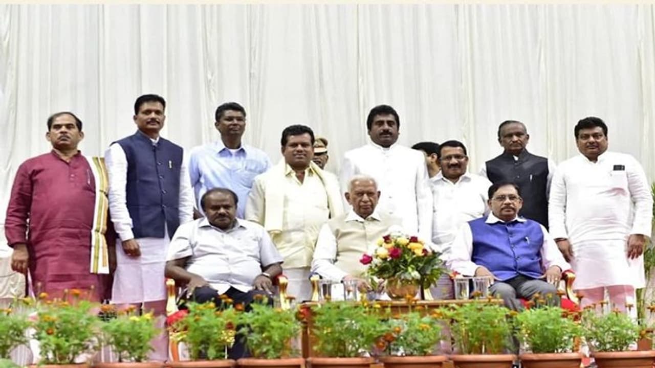 ನೂತನ ಸಚಿವರ ಪ್ರಮಾಣ ವಚನ: ಯಾರ್ಯಾರಿಗೆ ಯಾವ್ಯಾವ ಖಾತೆ..? ನೂತನ ಸಚಿವರ ಪ್ರಮಾಣ ವಚನ: ಯಾರ್ಯಾರಿಗೆ ಯಾವ್ಯಾವ ಖಾತೆ..?