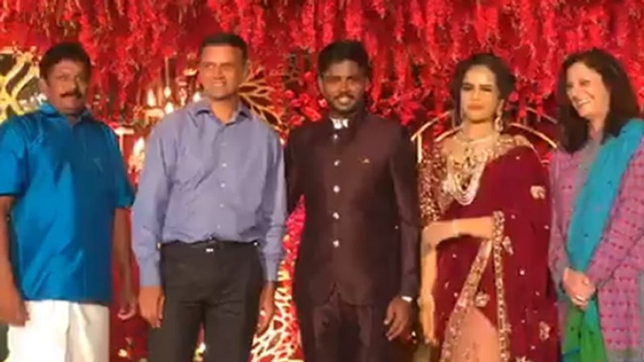 സഞ്ജുവിന് ആശംസയുമായി രാഹുല് ദ്രാവിഡും; പ്രണയവിവാഹം താരനിബിഡം സഞ്ജുവിന് ആശംസയുമായി രാഹുല് ദ്രാവിഡും; പ്രണയവിവാഹം താരനിബിഡം