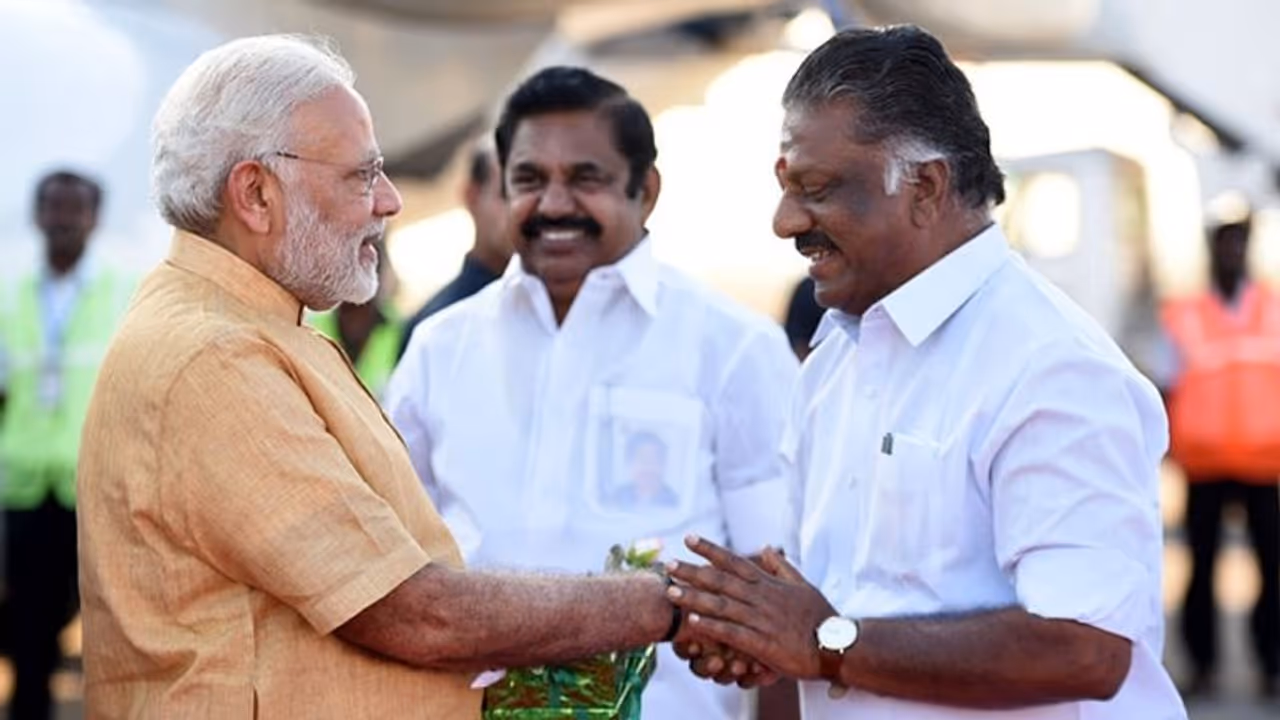 அதிமுக ஆதரவுடன் மலர்ந்த தாமரை..! தேனியில் அதிரடி..! அதிமுக ஆதரவுடன் மலர்ந்த தாமரை..! தேனியில் அதிரடி..!