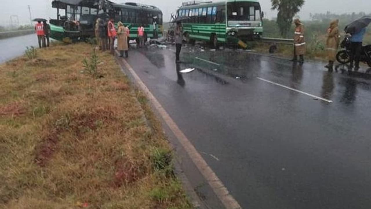 நெல்லை அருகே 2 அரசு பேருந்துகள் அடுத்தடுத்து மோதி கோர விபத்து... 6 பேர் உயிரிழப்பு! நெல்லை அருகே 2 அரசு பேருந்துகள் அடுத்தடுத்து மோதி கோர விபத்து... 6 பேர் உயிரிழப்பு!