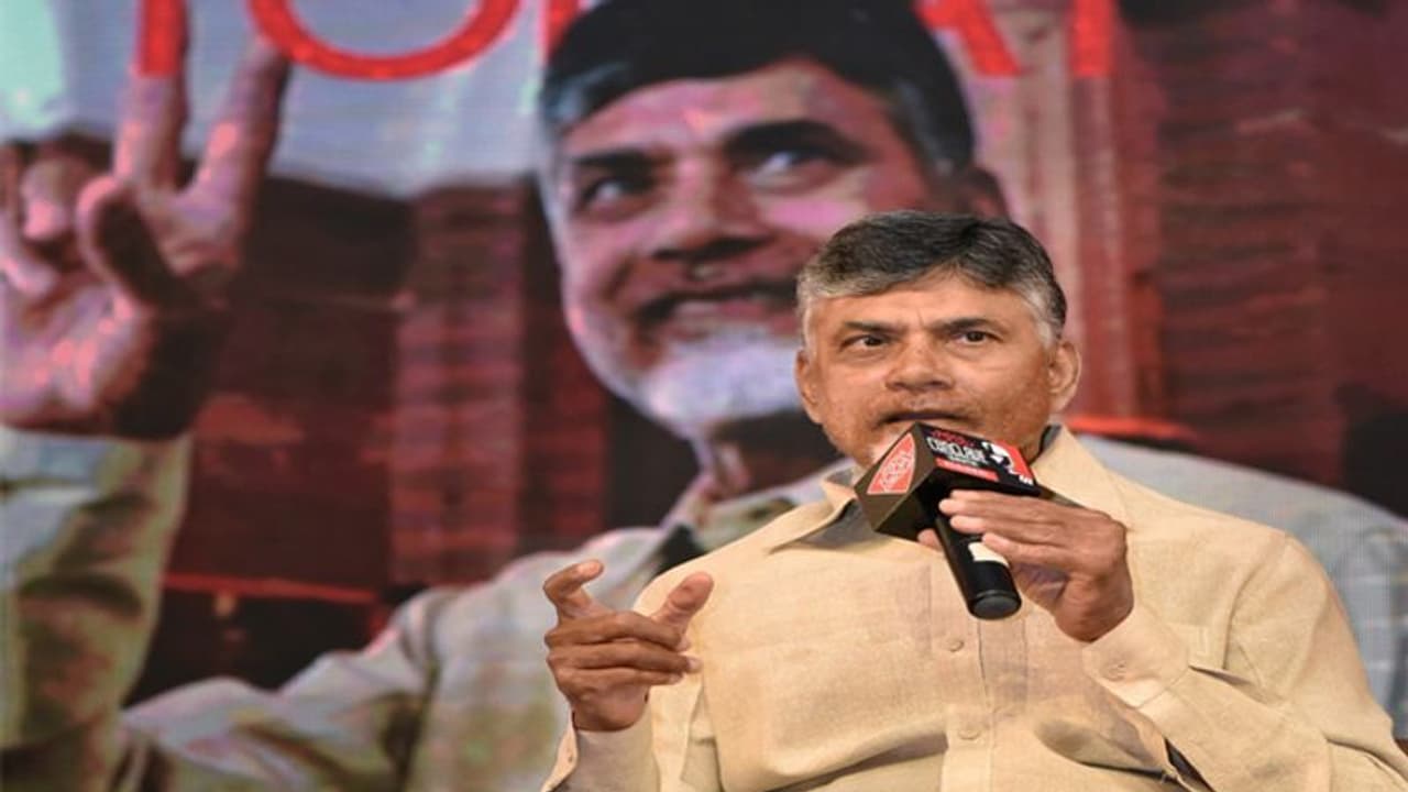 11 రాష్ట్రాలకు ప్రత్యేక హోదా, ఏపీకి అన్యాయం: కేంద్రంపై బాబు 11 రాష్ట్రాలకు ప్రత్యేక హోదా, ఏపీకి అన్యాయం: కేంద్రంపై బాబు