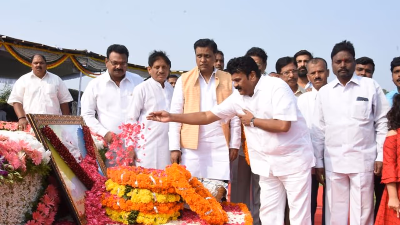 దక్షిణాది వ్యక్తి కావడం వల్లే పివికి అన్యాయం: తలసాని దక్షిణాది వ్యక్తి కావడం వల్లే పివికి అన్యాయం: తలసాని