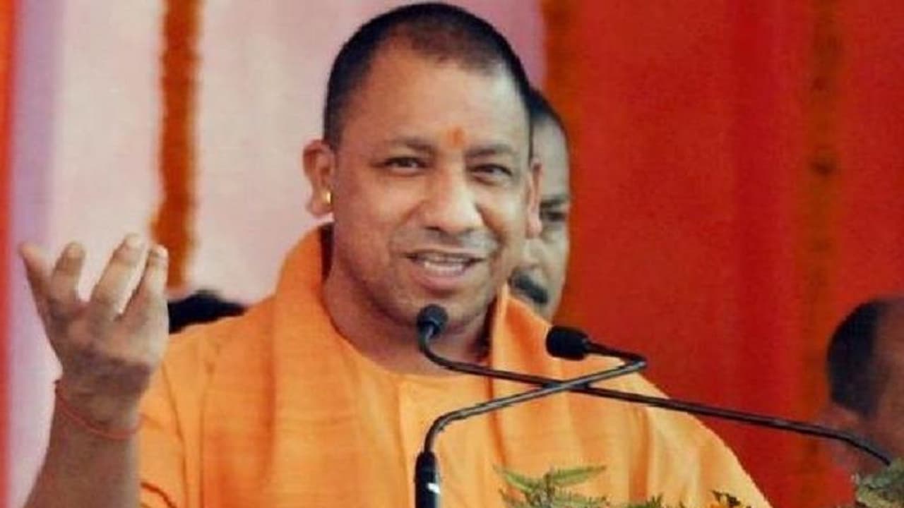योगी ने फिर साधा राहुल गांधी पर निशाना, जनेऊ दिखाकर भटकाने की हो रही है कोशिश
