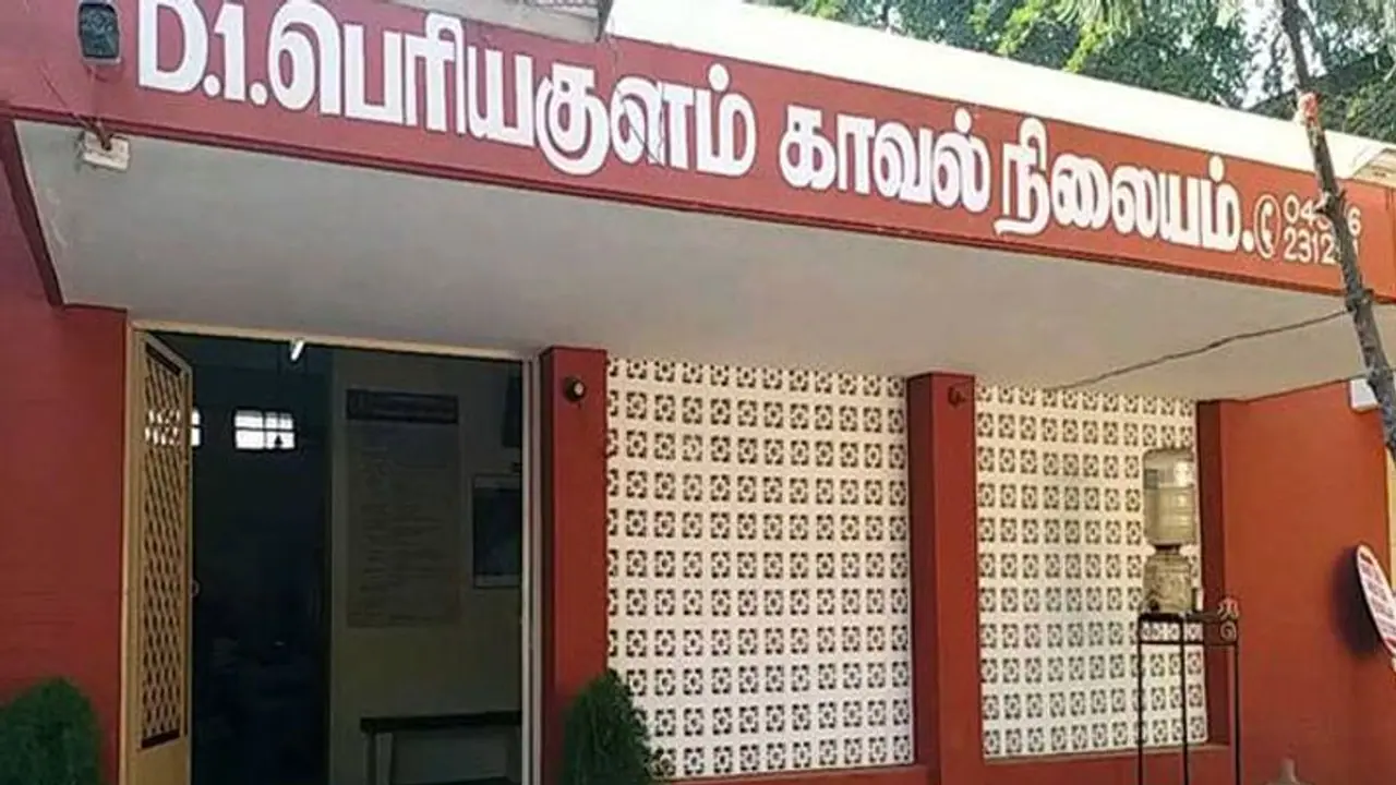 பெரியகுளம் காவல் நிலையத்தில் துணை முதல்வர் ஓ.பன்னீர்செல்வம்! பெரியகுளம் காவல் நிலையத்தில் துணை முதல்வர் ஓ.பன்னீர்செல்வம்!