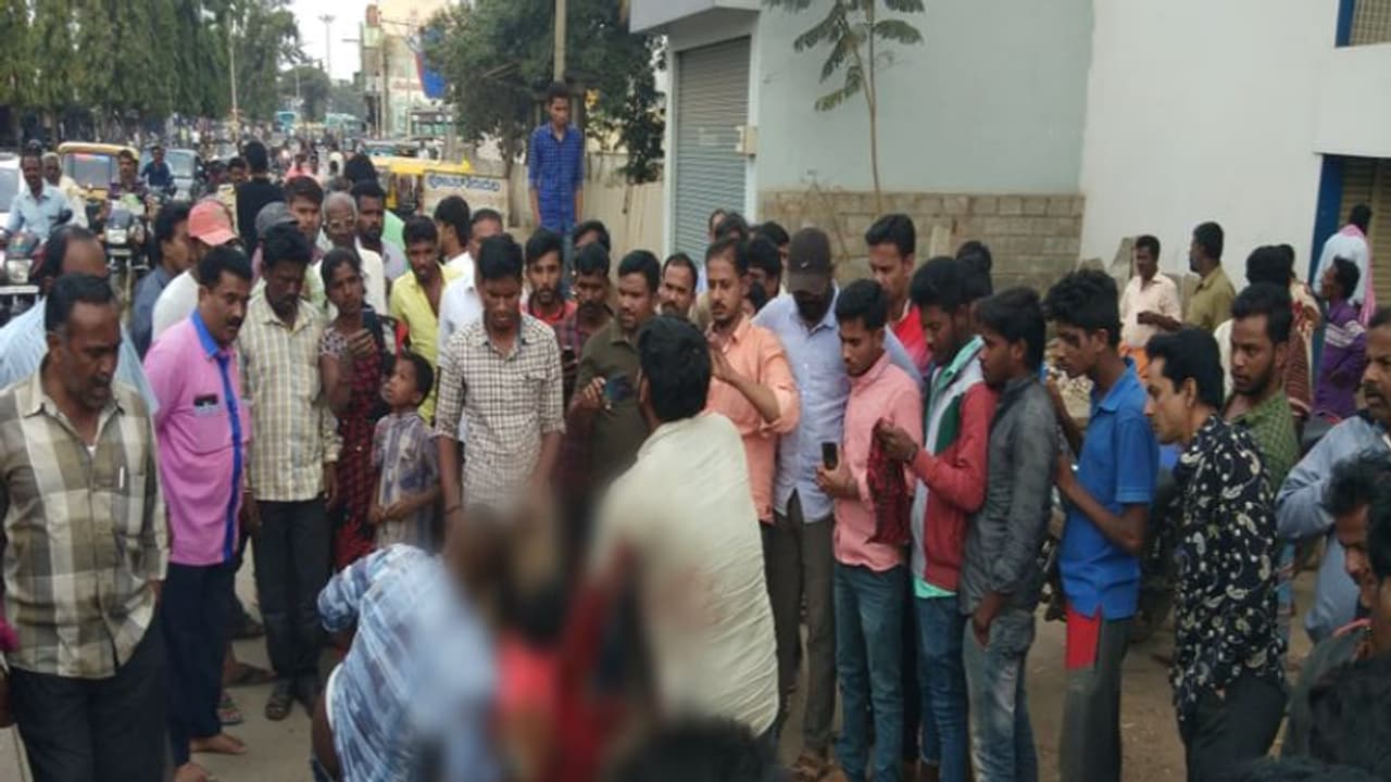 ಸಿನಿಮೀಯ ರೀತಿಯಲ್ಲಿ ಮಾರಾಮಾರಿ: ಮೂಕ ಪ್ರೇಕ್ಷಕರಾದ ಜನ ಸಿನಿಮೀಯ ರೀತಿಯಲ್ಲಿ ಮಾರಾಮಾರಿ: ಮೂಕ ಪ್ರೇಕ್ಷಕರಾದ ಜನ