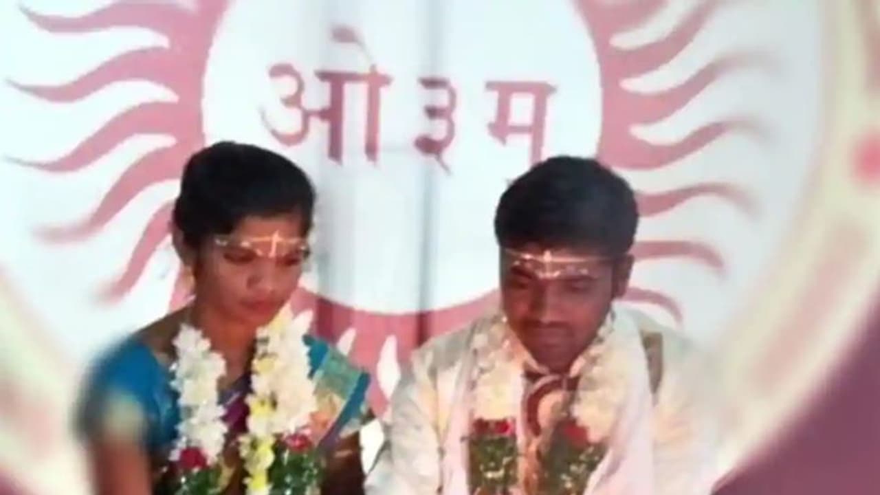 ഇതര ജാതിക്കാരനെ വിവാഹം കഴിച്ചു; യുവതിയെ ബന്ധുക്കൾ അടിച്ചുകൊന്നു ഇതര ജാതിക്കാരനെ വിവാഹം കഴിച്ചു; യുവതിയെ ബന്ധുക്കൾ അടിച്ചുകൊന്നു