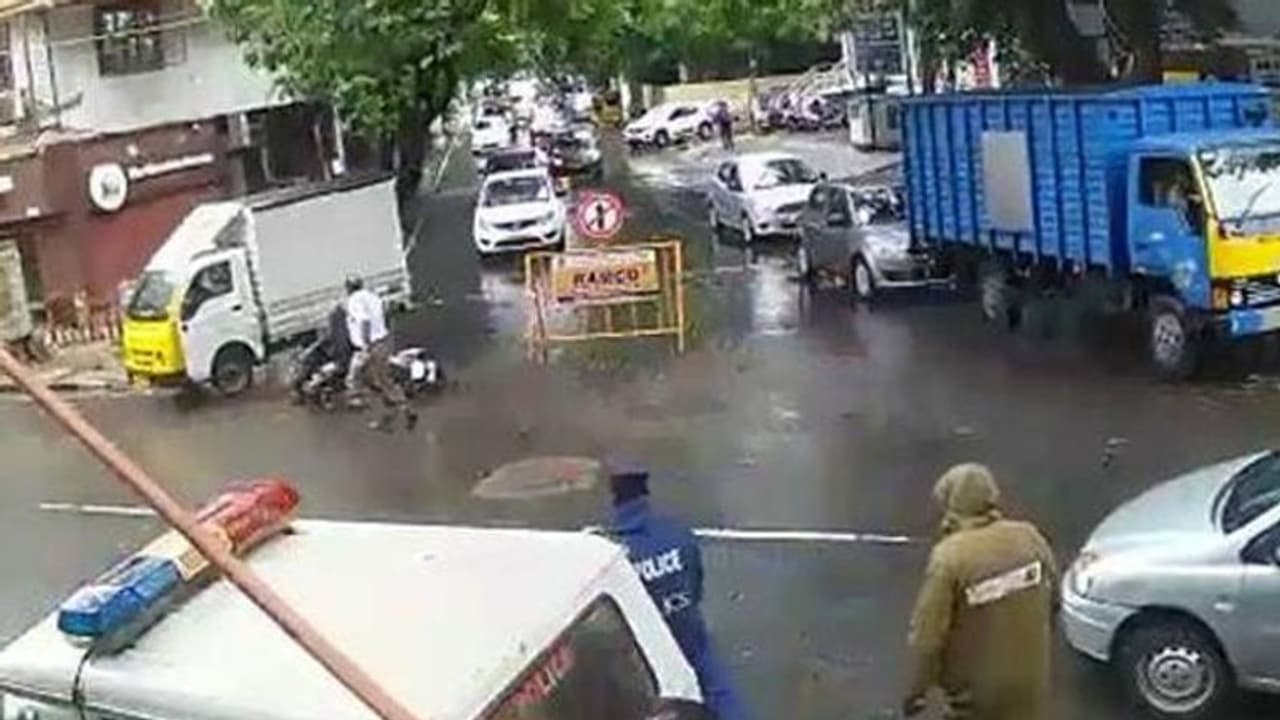 రాంగ్ రూట్లో పోలీస్ వాహనం: డీజీపీకి ఫైన్ వేసిన ట్రాఫిక్ పోలీస్