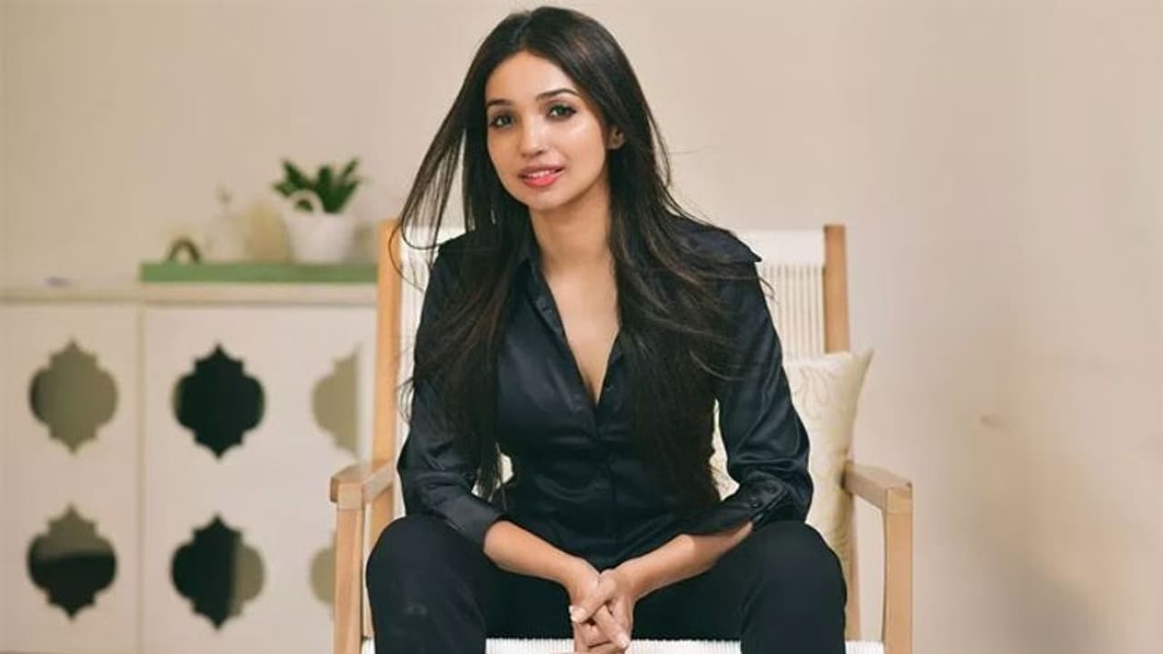 సోషల్ మీడియాలో రాఘవేంద్రరావు కోడలు రచ్చ! సోషల్ మీడియాలో రాఘవేంద్రరావు కోడలు రచ్చ!