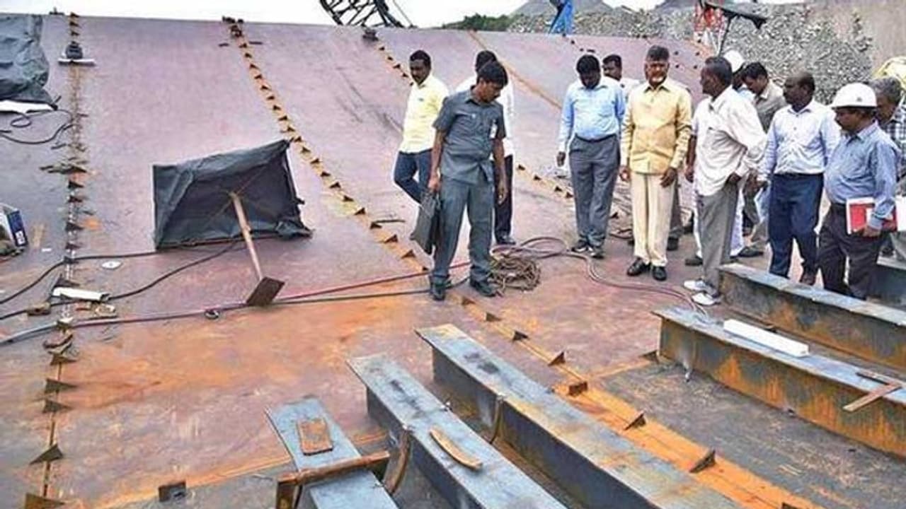 పోలవరం క్రస్ట్ గేట్ పనులను ప్రారంభించిన చంద్రబాబు పోలవరం క్రస్ట్ గేట్ పనులను ప్రారంభించిన చంద్రబాబు