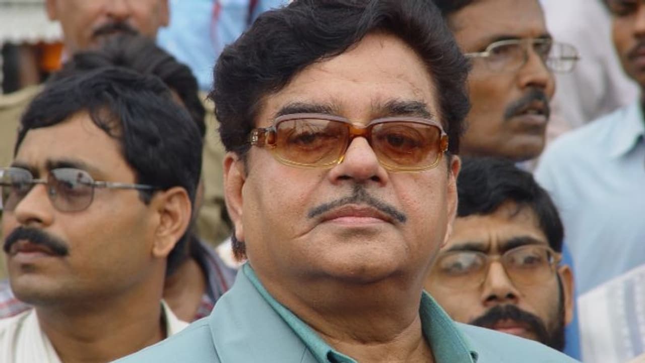 శత్రఘ్న సిన్హాకు షాక్...వీఐపి సదుపాయాలకు చెక్ శత్రఘ్న సిన్హాకు షాక్...వీఐపి సదుపాయాలకు చెక్