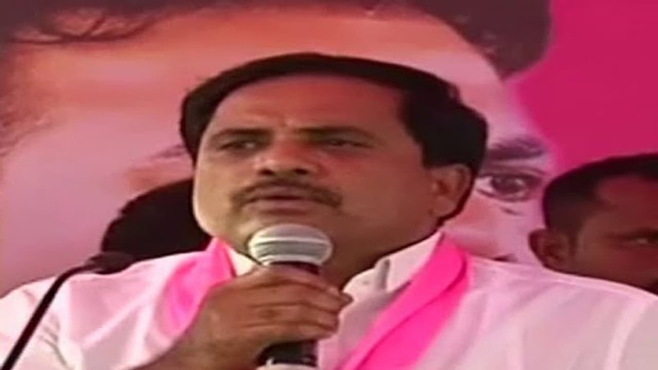 టీఆర్ఎస్ ఎమ్మెల్సీకి పరాభవం, కుర్చీలు విసిరేసిన కార్యకర్తలు టీఆర్ఎస్ ఎమ్మెల్సీకి పరాభవం, కుర్చీలు విసిరేసిన కార్యకర్తలు