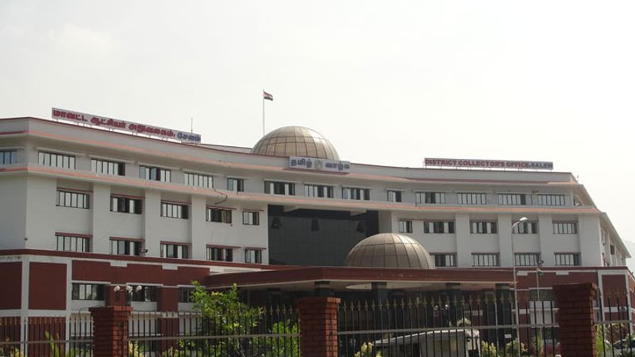 கலெக்டர் அலுவலகத்தில் குடும்பத்துடன் தீக்குளிக்க முயற்சியால் பரபரப்பு! கலெக்டர் அலுவலகத்தில் குடும்பத்துடன் தீக்குளிக்க முயற்சியால் பரபரப்பு!