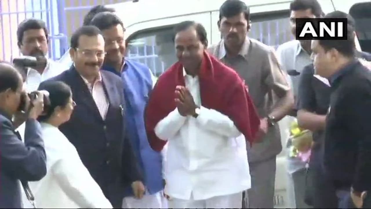 బెంగాల్ సీఎం మమతతో కేసీఆర్ భేటీ బెంగాల్ సీఎం మమతతో కేసీఆర్ భేటీ