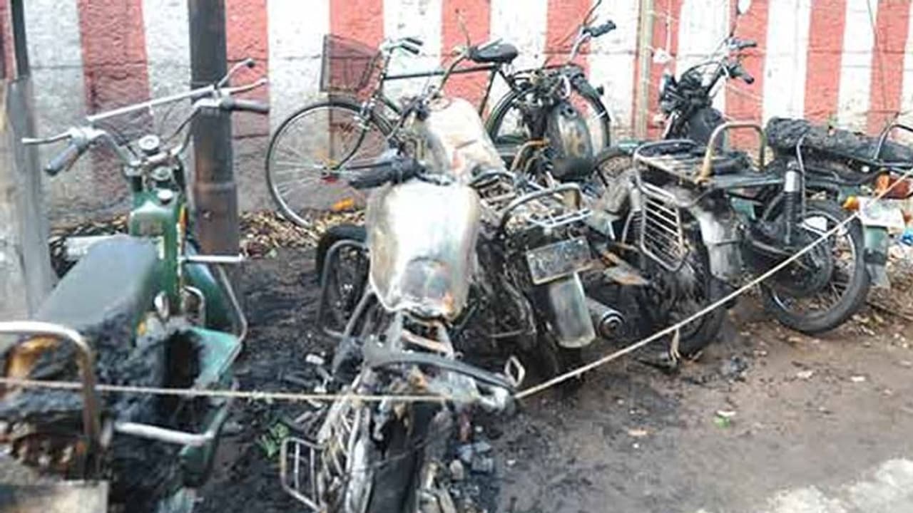 சேலத்தில் அடுத்தடுத்து 6 பைக்குகளுக்கு தீ வைத்த மர்மநபர்கள்...! சேலத்தில் அடுத்தடுத்து 6 பைக்குகளுக்கு தீ வைத்த மர்மநபர்கள்...!