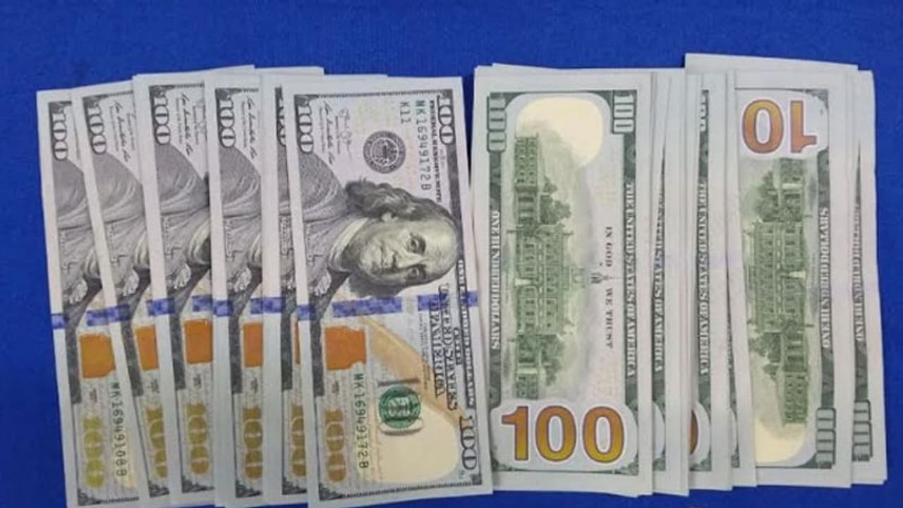 25 லட்சம் மதிப்புள்ள தங்கம், அமெரிக்க கரன்சி பறிமுதல்...! சென்னை விமான நிலையத்தில் பரபரப்பு 25 லட்சம் மதிப்புள்ள தங்கம், அமெரிக்க கரன்சி பறிமுதல்...! சென்னை விமான நிலையத்தில் பரபரப்பு