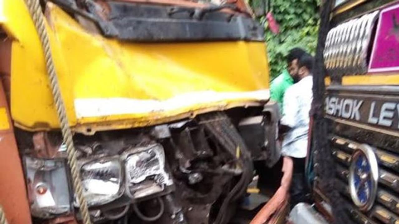 താമരശ്ശേരി ചുരത്തിൽ ലോറികൾ തമ്മിൽ കൂട്ടിയിടിച്ചു; സ്റ്റിയറിംഗ് വീലിനുള്ളിൽ കുടുങ്ങിയ ഡ്രൈവറെ ലോറി വെട്ടിപ്പൊളിച്ച് പുറത്തെടുത്തു താമരശ്ശേരി ചുരത്തിൽ ലോറികൾ തമ്മിൽ കൂട്ടിയിടിച്ചു; സ്റ്റിയറിംഗ് വീലിനുള്ളിൽ കുടുങ്ങിയ ഡ്രൈവറെ ലോറി വെട്ടിപ്പൊളിച്ച് പുറത്തെടുത്തു