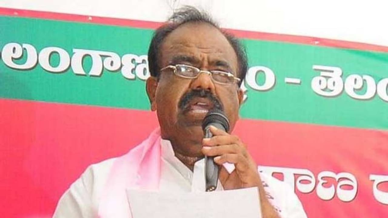 నమ్మక ద్రోహం చేశారు.. కంటతడి పెట్టిన మధుసూదనాచారి నమ్మక ద్రోహం చేశారు.. కంటతడి పెట్టిన మధుసూదనాచారి