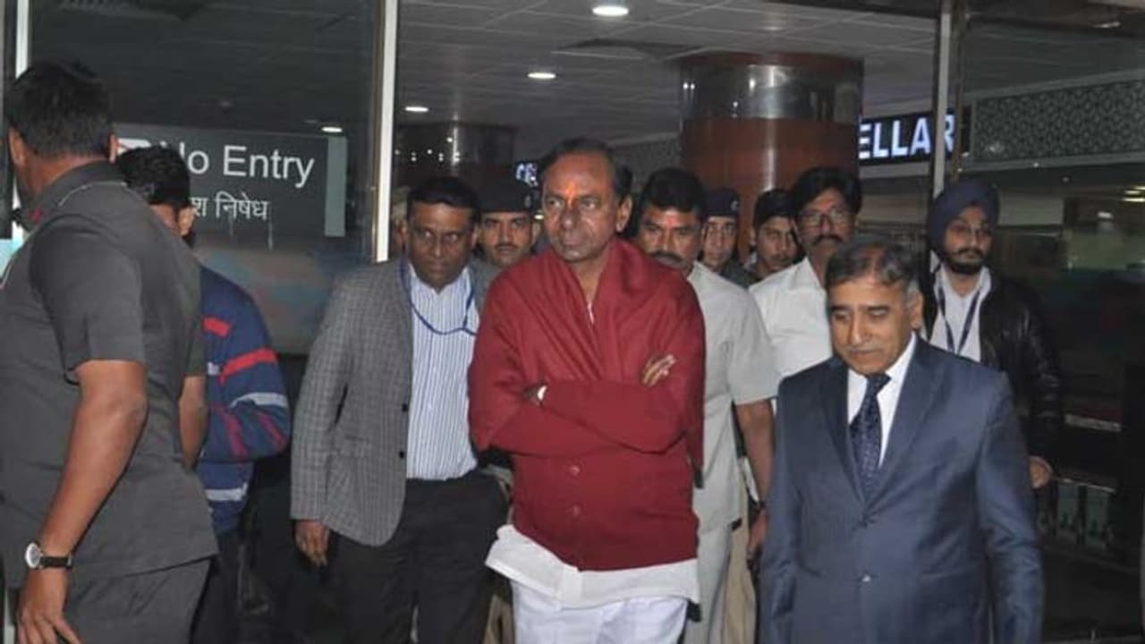 ఢిల్లీ చేరుకున్న కేసీఆర్... ఇవాళ మోడీతో సమావేశం ఢిల్లీ చేరుకున్న కేసీఆర్... ఇవాళ మోడీతో సమావేశం