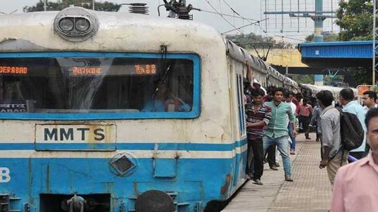 చెత్త ఉందని అటు వెళ్తే... దూసుకొచ్చిన మృత్యువు:పెళ్లింట విషాదం చెత్త ఉందని అటు వెళ్తే... దూసుకొచ్చిన మృత్యువు:పెళ్లింట విషాదం