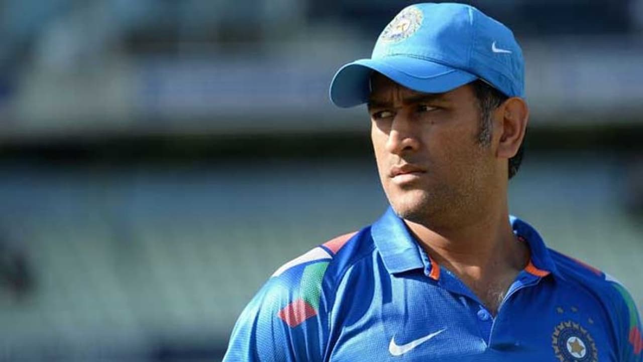 വിക്കറ്റിന് പിന്നില് നിന്ന് ചാഹലിനെ ട്രോളി ധോണി വിക്കറ്റിന് പിന്നില് നിന്ന് ചാഹലിനെ ട്രോളി ധോണി