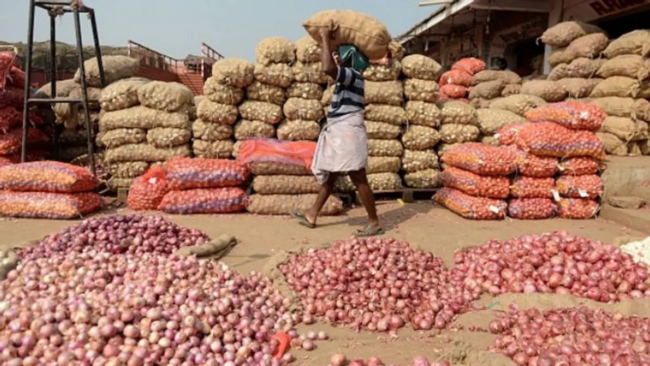 As onions become Re 1/kg in Nashik, customers rejoice, while farmers cry