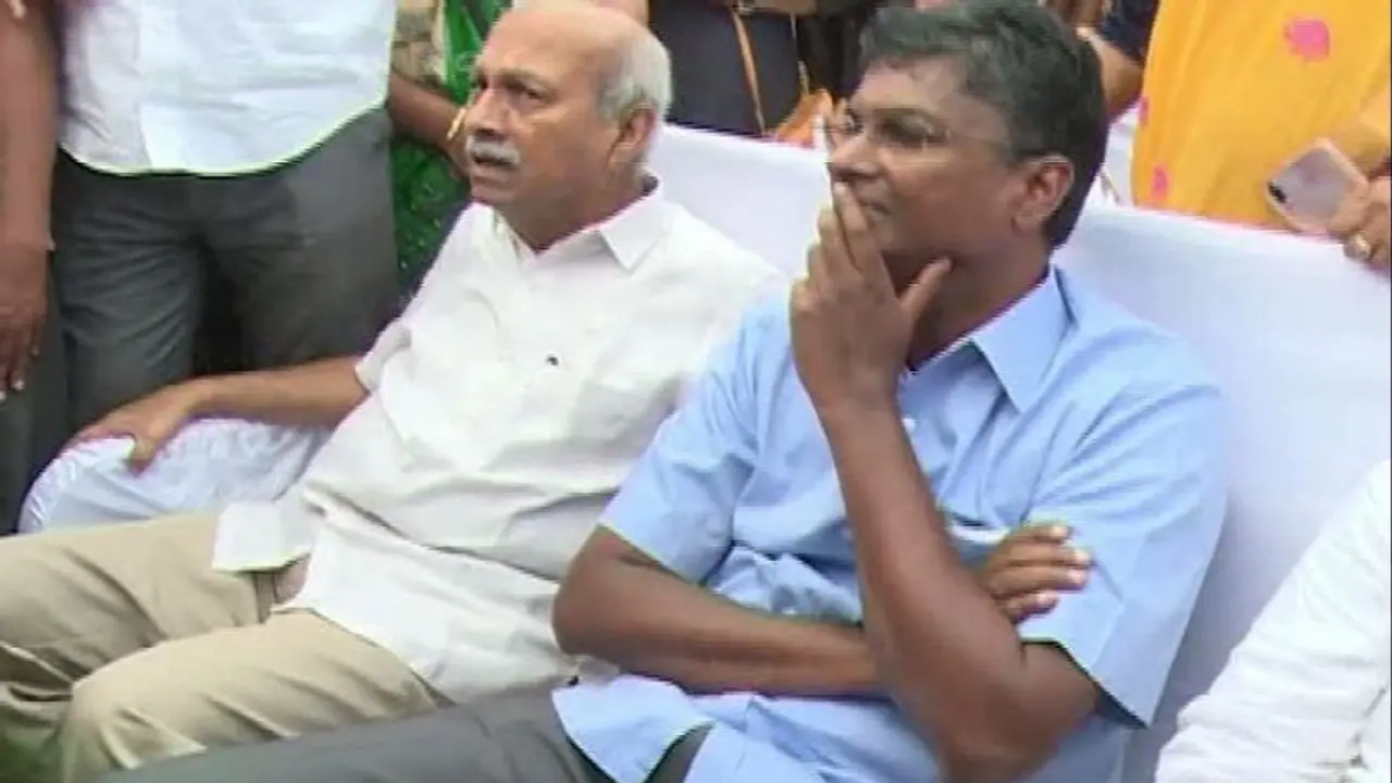 ಕಿತ್ತಾಡಿಕೊಂಡ ಬಿಜೆಪಿ ಸಂಸದರು: ನೋಡಿ ಮುಸಿ ಮುಸಿ ನಕ್ಕ ಸತೀಶ್ ಜಾರಕಿಹೊಳಿ