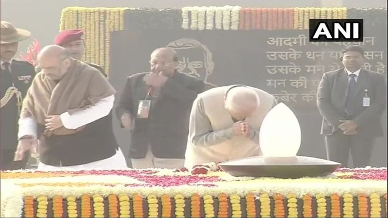 ಅಜಾತಶತ್ರು ನೆನೆದ ದೇಶ: ಅಟಲ್ಗೆ ಗಣ್ಯರ ಪುಷ್ಪ ನಮನ! ಅಜಾತಶತ್ರು ನೆನೆದ ದೇಶ: ಅಟಲ್ಗೆ ಗಣ್ಯರ ಪುಷ್ಪ ನಮನ!