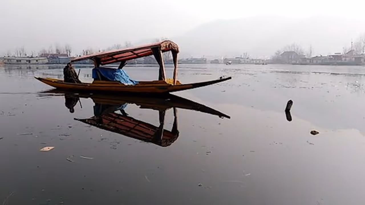 Welcome back to Kashmir! Valley sees life, business limping back to normal as tourism improves Welcome back to Kashmir! Valley sees life, business limping back to normal as tourism improves