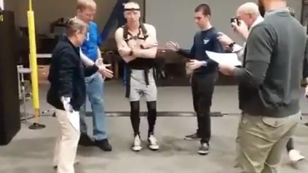 ആറ് മാസത്തിനുശേഷം ഭൂമിയിലെത്തി; നടക്കാൻ ബുദ്ധിമുട്ടി ബഹിരാകാശ യാത്രികൻ ആറ് മാസത്തിനുശേഷം ഭൂമിയിലെത്തി; നടക്കാൻ ബുദ്ധിമുട്ടി ബഹിരാകാശ യാത്രികൻ