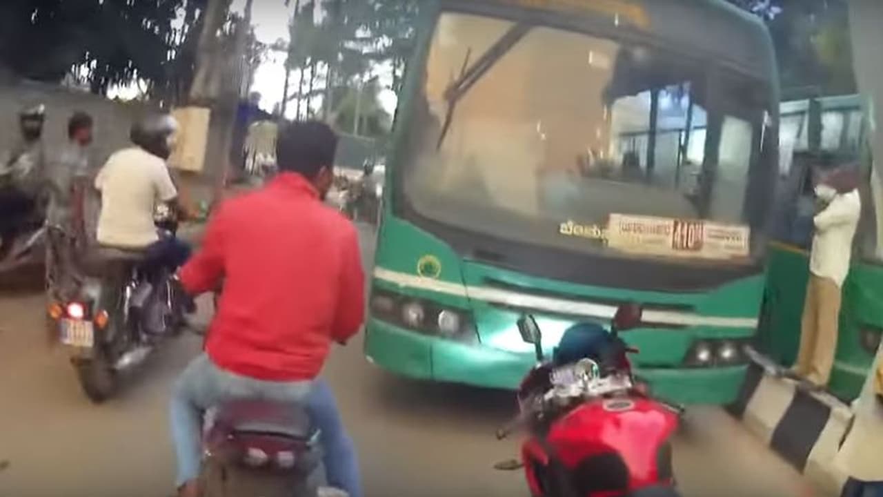 ರಾಂಗ್ ಸೈಡ್ನಲ್ಲಿ ಬಂದ BMTC ಬಸ್ಸನ್ನೇ ಹಿಂದೆಕ್ಕೆ ತೆಗೆಸಿದ ಬೈಕರ್! ರಾಂಗ್ ಸೈಡ್ನಲ್ಲಿ ಬಂದ BMTC ಬಸ್ಸನ್ನೇ ಹಿಂದೆಕ್ಕೆ ತೆಗೆಸಿದ ಬೈಕರ್!