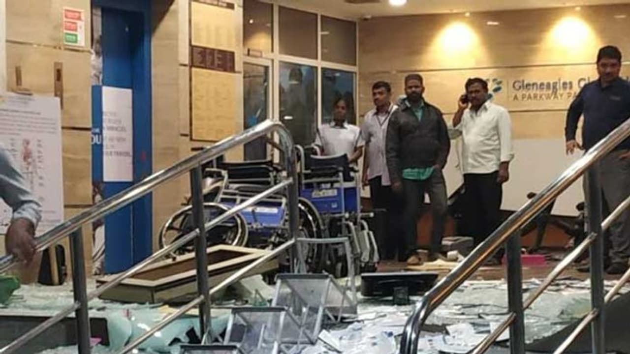 గ్లోబల్ ఆసుపత్రిలో విధ్వంసం.. నలుగురి అరెస్ట్ గ్లోబల్ ఆసుపత్రిలో విధ్వంసం.. నలుగురి అరెస్ట్