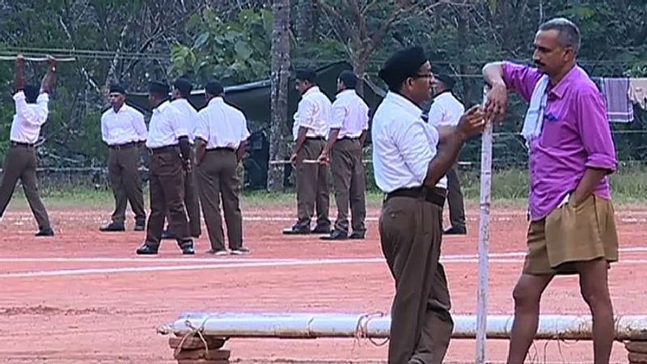 സിപിഎം ഭരിക്കുന്ന പഞ്ചായത്തിന്റെ സ്റ്റേഡിയത്തില് ആര്എസ്എസ് പരിപാടി; താരങ്ങളുടെ പരിശീലനം മുടങ്ങി സിപിഎം ഭരിക്കുന്ന പഞ്ചായത്തിന്റെ സ്റ്റേഡിയത്തില് ആര്എസ്എസ് പരിപാടി; താരങ്ങളുടെ പരിശീലനം മുടങ്ങി