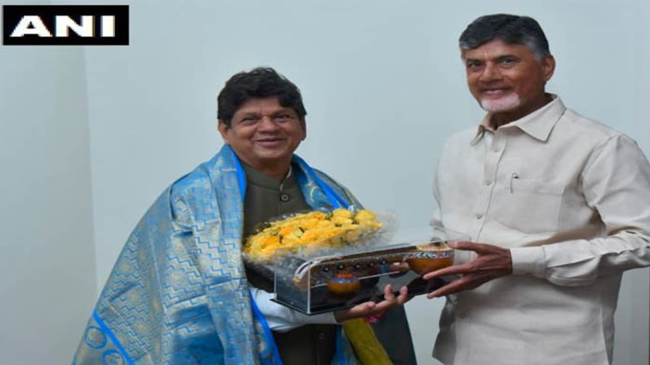కేసీఆర్ కు ఝలక్: చంద్రబాబుతో నవీన్ పట్నాయక్ ప్రతినిధి భేటీ కేసీఆర్ కు ఝలక్: చంద్రబాబుతో నవీన్ పట్నాయక్ ప్రతినిధి భేటీ