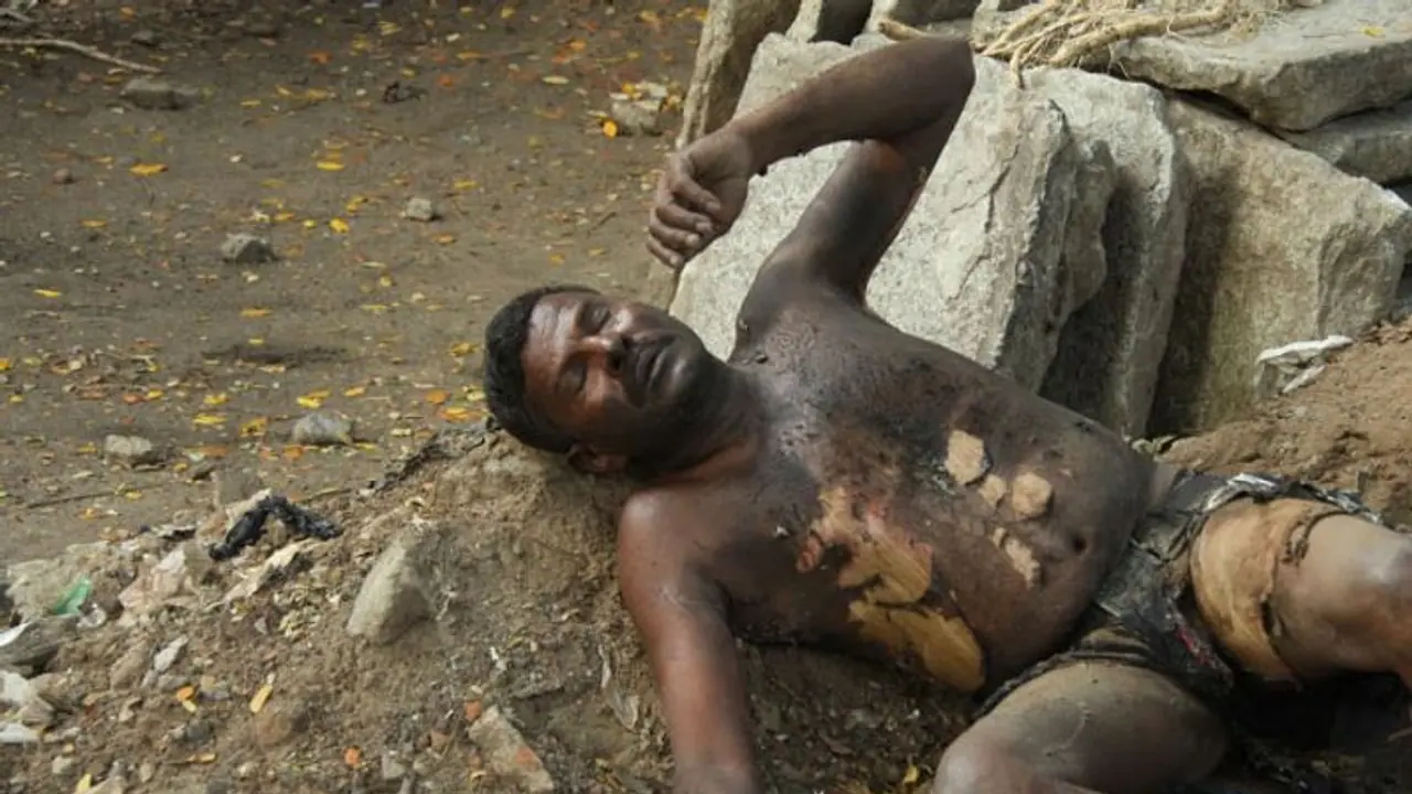 நடுரோட்டில் தீக்குளித்த காவலாளி… மயிலாப்பூரில் பரபரப்பு...! நடுரோட்டில் தீக்குளித்த காவலாளி… மயிலாப்பூரில் பரபரப்பு...!