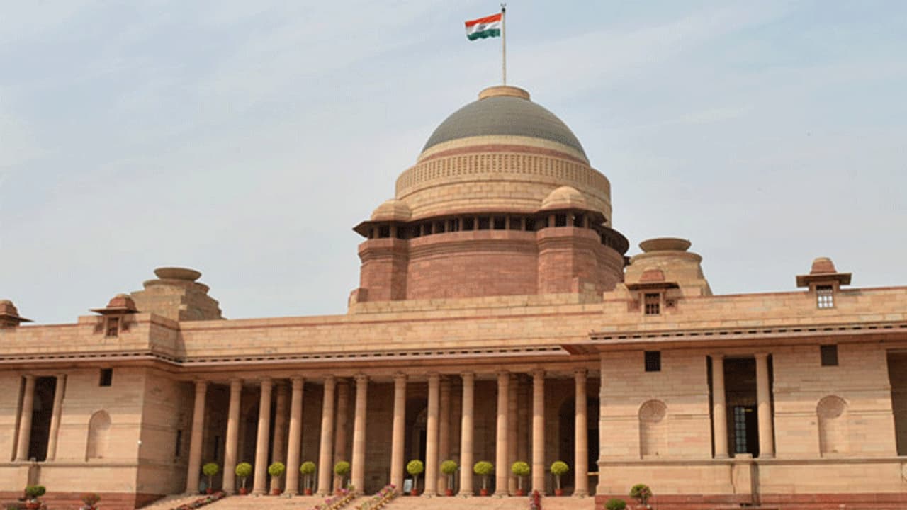 এক জন আক্রান্ত হওয়ায় কোয়ারেন্টাইনে যেতে হল একাধিক কর্মীকে, রাষ্ট্রপতিভাবনে করোনার হামলা এক জন আক্রান্ত হওয়ায় কোয়ারেন্টাইনে যেতে হল একাধিক কর্মীকে, রাষ্ট্রপতিভাবনে করোনার হামলা