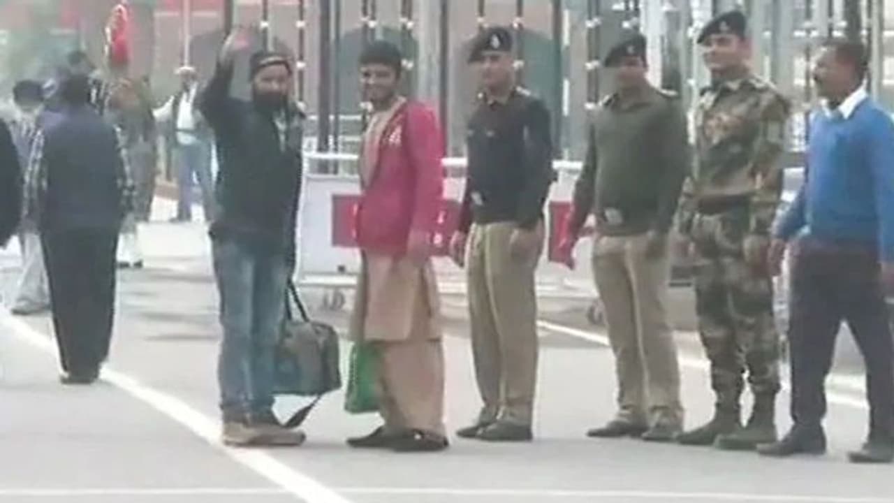 ഷാരൂഖ് ഖാനെ കാണാൻ അതിർത്തി ലംഘിച്ച് ഇന്ത്യയിലെത്തി; 19 മാസങ്ങൾക്കുശേഷം പാക് പൗരനെ വിട്ടയച്ചു ഷാരൂഖ് ഖാനെ കാണാൻ അതിർത്തി ലംഘിച്ച് ഇന്ത്യയിലെത്തി; 19 മാസങ്ങൾക്കുശേഷം പാക് പൗരനെ വിട്ടയച്ചു