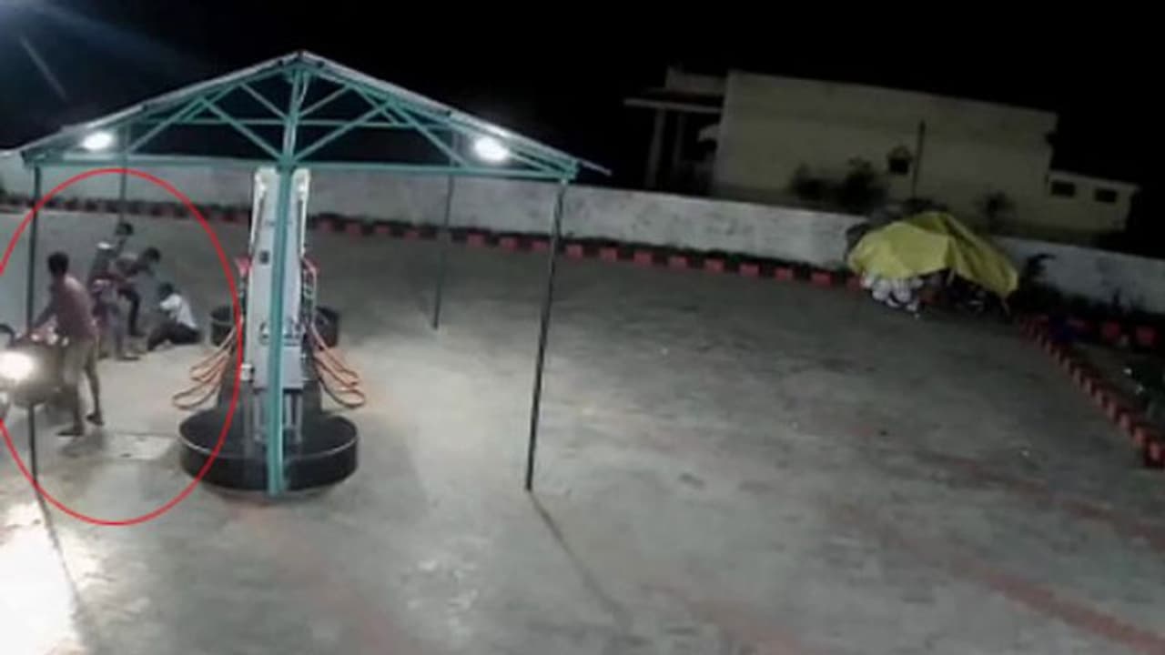 பதற வைக்கும் காட்சிகள்... பெட்ரோல் பங்க் ஊழியரை அரிவாளால் தாக்கி பணம் கொள்ளை...! பதற வைக்கும் காட்சிகள்... பெட்ரோல் பங்க் ஊழியரை அரிவாளால் தாக்கி பணம் கொள்ளை...!