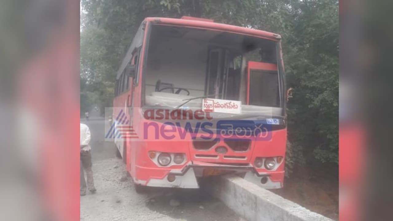 కమ్మిన పొగమంచు: తృటిలో తప్పిన బస్సు ప్రమాదం