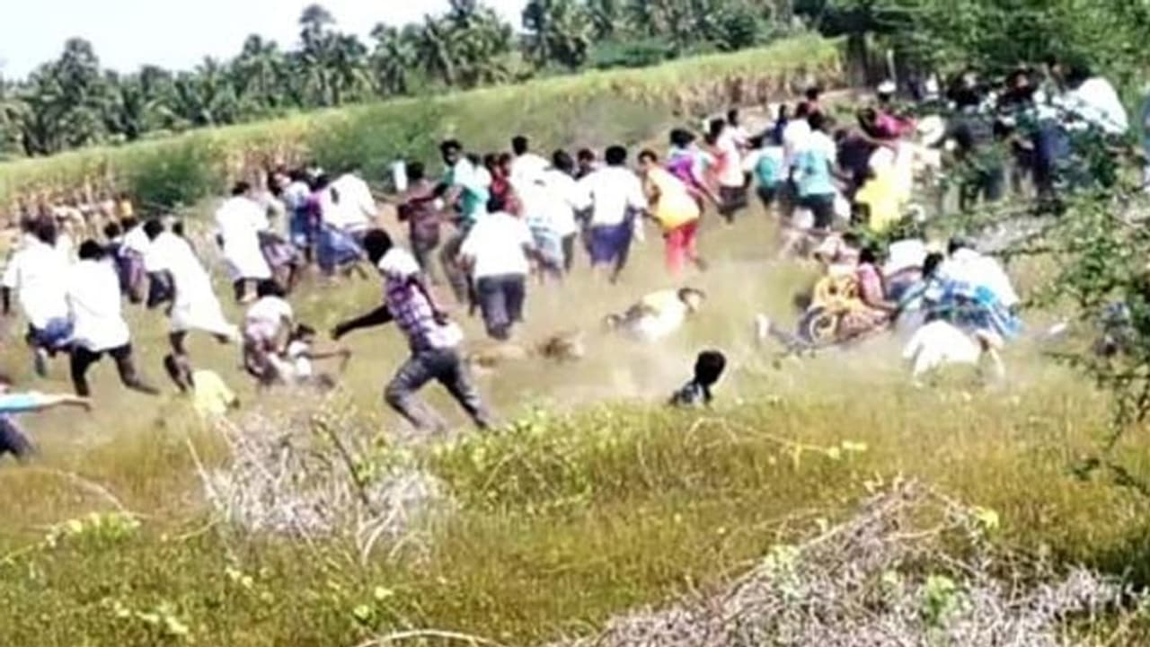 சிறுத்தை தாக்கி 5 பேர் படுகாயம்... பொதுமக்கள் அலறியடித்து ஓட்டம்...! சிறுத்தை தாக்கி 5 பேர் படுகாயம்... பொதுமக்கள் அலறியடித்து ஓட்டம்...!