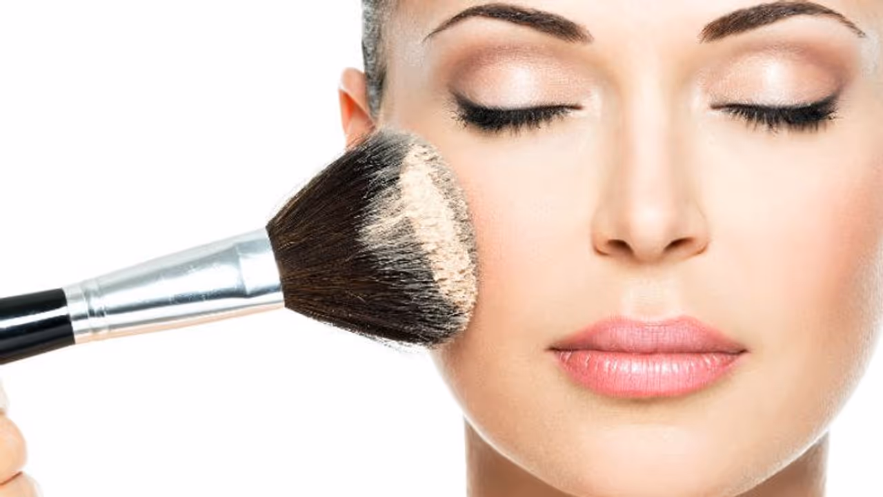 മേക്കപ്പ് ചെയ്യുന്നതിന് മുമ്പ് ശ്രദ്ധിക്കേണ്ട 6 കാര്യങ്ങൾ മേക്കപ്പ് ചെയ്യുന്നതിന് മുമ്പ് ശ്രദ്ധിക്കേണ്ട 6 കാര്യങ്ങൾ