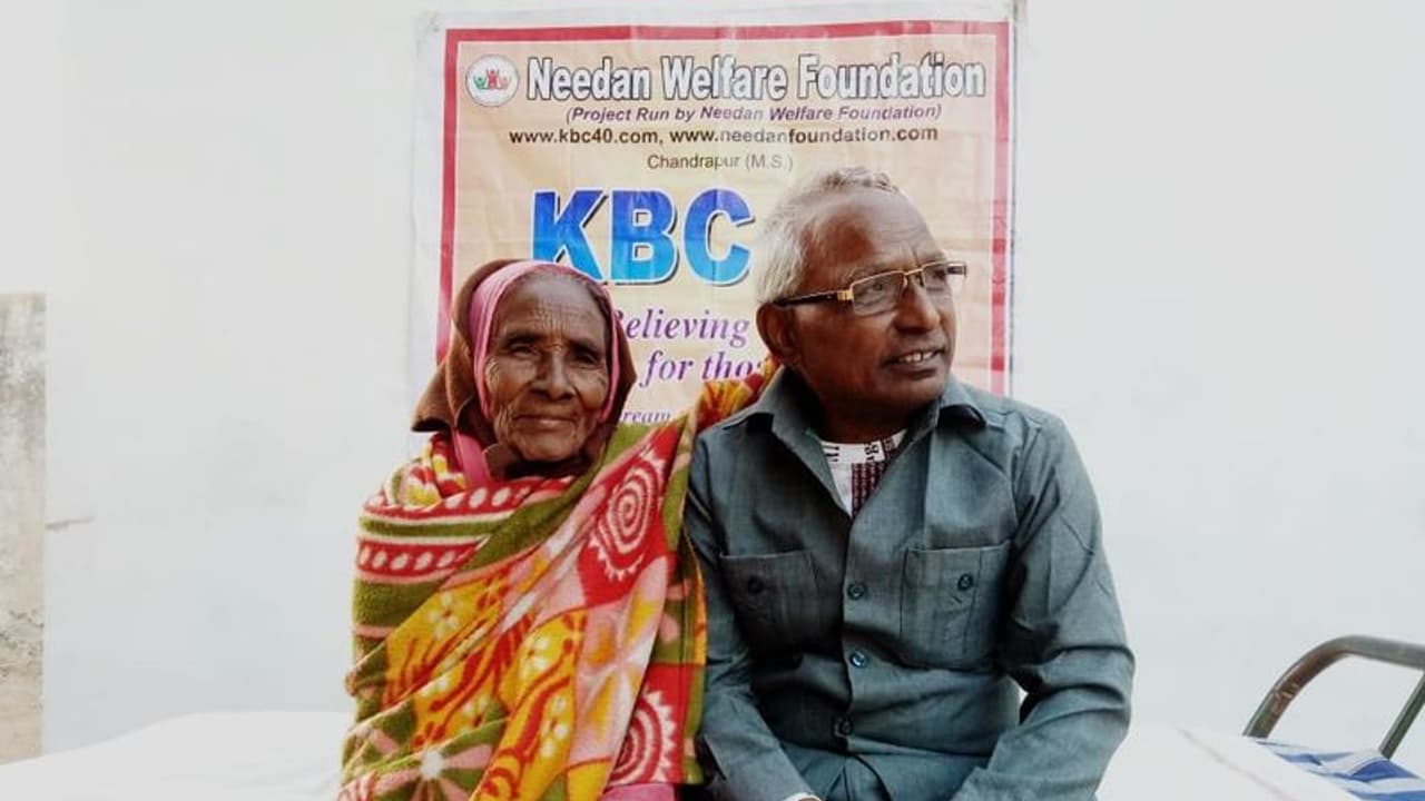 57 साल बाद मिले मां बेटा, जिसने देखा भावुक लम्हा रोने लगा