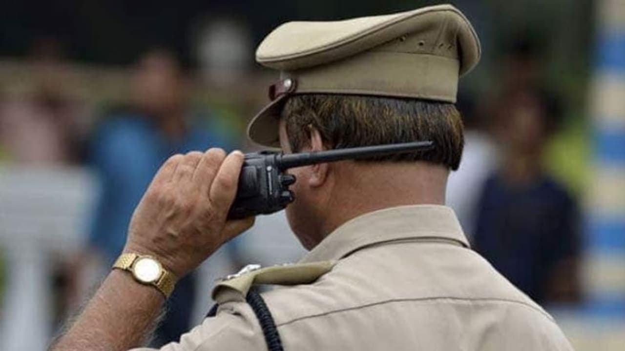 വിടാതെ ചേസിംഗ്; കണ്ണുവെട്ടിച്ച് കടന്നുകളഞ്ഞ പ്രതിയെ പൊലീസ് നാടകീയമായി പിടികൂടി വിടാതെ ചേസിംഗ്; കണ്ണുവെട്ടിച്ച് കടന്നുകളഞ്ഞ പ്രതിയെ പൊലീസ് നാടകീയമായി പിടികൂടി