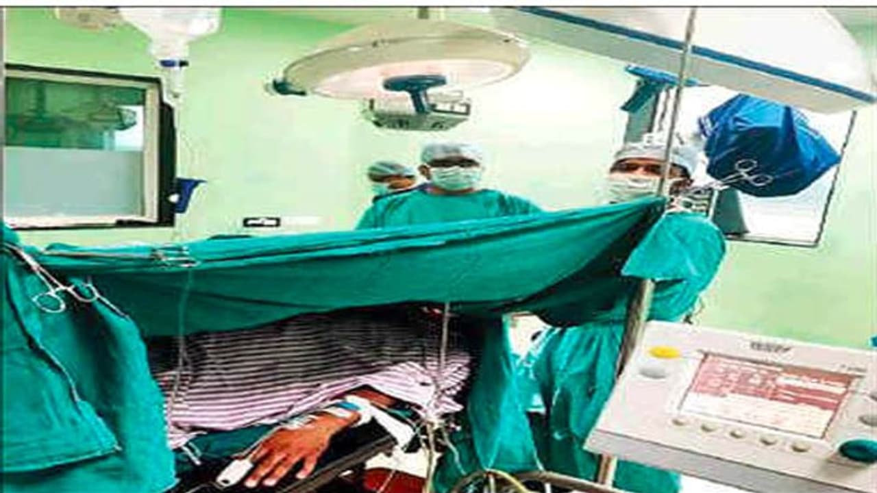 హనుమాన్ చాలీషా పఠిస్తూ ఆపరేషన్ చేయించుకున్న పేషెంట్ హనుమాన్ చాలీషా పఠిస్తూ ఆపరేషన్ చేయించుకున్న పేషెంట్