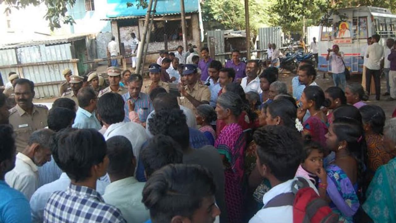 டாஸ்மாக் கடையை இழுத்து மூடுங்க.... பொங்கி எழுந்த பெண்கள்...! டாஸ்மாக் கடையை இழுத்து மூடுங்க.... பொங்கி எழுந்த பெண்கள்...!