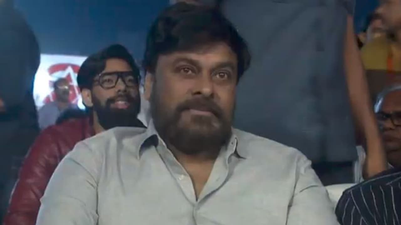 'వినయ విధేయ రామ' ప్రీరిలీజ్.. మెగాస్టార్ వచ్చేశాడు! 'వినయ విధేయ రామ' ప్రీరిలీజ్.. మెగాస్టార్ వచ్చేశాడు!